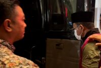 Mantan Kepala Dispendik Sampang Mohammad Fadeli (MF) saat digelandang ke mobil tahanan Kejaksaan Negeri (Kejari Sampang). (ISTIMEWA)