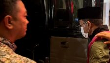 Mantan Kepala Dispendik Sampang Mohammad Fadeli (MF) saat digelandang ke mobil tahanan Kejaksaan Negeri (Kejari Sampang). (ISTIMEWA)