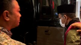 Mantan Kepala Dispendik Sampang Mohammad Fadeli (MF) saat digelandang ke mobil tahanan Kejaksaan Negeri (Kejari Sampang). (ISTIMEWA)