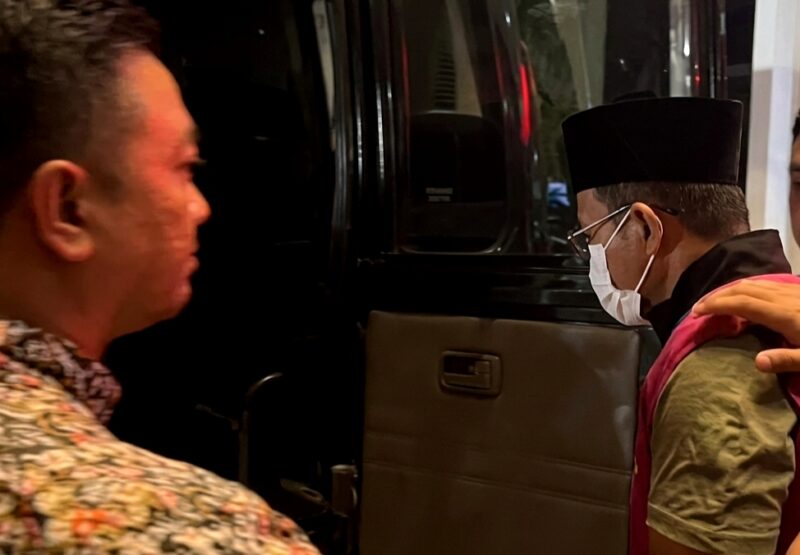 Mantan Kepala Dispendik Sampang Mohammad Fadeli (MF) saat digelandang ke mobil tahanan Kejaksaan Negeri (Kejari Sampang). (ISTIMEWA)