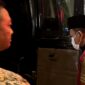 Mantan Kepala Dispendik Sampang Mohammad Fadeli (MF) saat digelandang ke mobil tahanan Kejaksaan Negeri (Kejari Sampang). (ISTIMEWA)