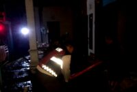 Polisi dan warga membersihkan puing-puing bekas kebakaran di Desa Murtajih, Kecamatan Pademawu, Pamekasan. (KLIKMADURA)