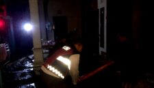 Polisi dan warga membersihkan puing-puing bekas kebakaran di Desa Murtajih, Kecamatan Pademawu, Pamekasan. (KLIKMADURA)