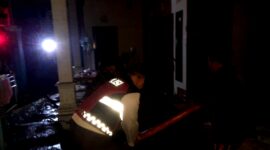 Polisi dan warga membersihkan puing-puing bekas kebakaran di Desa Murtajih, Kecamatan Pademawu, Pamekasan. (KLIKMADURA)