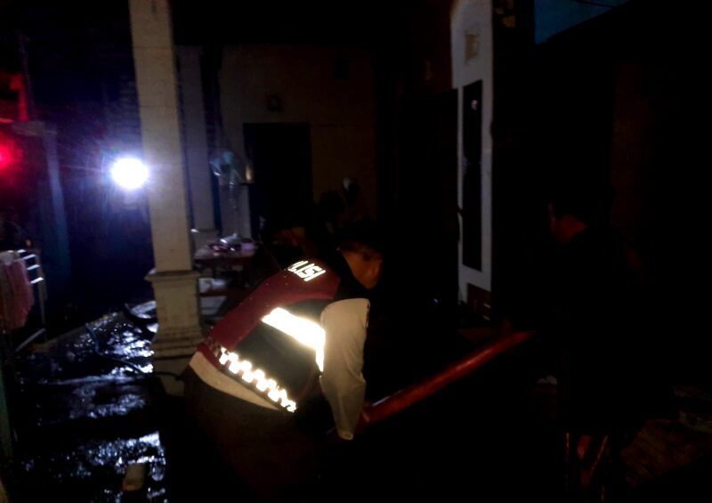 Polisi dan warga membersihkan puing-puing bekas kebakaran di Desa Murtajih, Kecamatan Pademawu, Pamekasan. (KLIKMADURA)