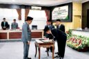 Ketua DPRD Pamekasan, Ali Masykur saat menandatangani  dokumen KUA-PPAS tahun anggaran 2027 saat sidang paripurna DPRD Pamekasan. (MOH. IQBALUL KHAVEI MZ / KLIKMADURA)