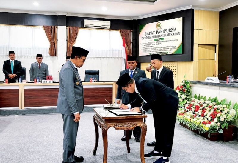 Ketua DPRD Pamekasan, Ali Masykur saat menandatangani  dokumen KUA-PPAS tahun anggaran 2027 saat sidang paripurna DPRD Pamekasan. (MOH. IQBALUL KHAVEI MZ / KLIKMADURA)