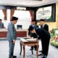 Ketua DPRD Pamekasan, Ali Masykur saat menandatangani  dokumen KUA-PPAS tahun anggaran 2027 saat sidang paripurna DPRD Pamekasan. (MOH. IQBALUL KHAVEI MZ / KLIKMADURA)