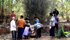Tim medis didampingi sejumlah warga dan personel kepolisian mengevakuasi jenazah Suhaena, 70, warga Dusun Karangkeng, Desa Nyabakan Barat, Kecamatan Batang-Batang. (HUMAS POLRESTA SUMENEP FOR KLIKMADURA)