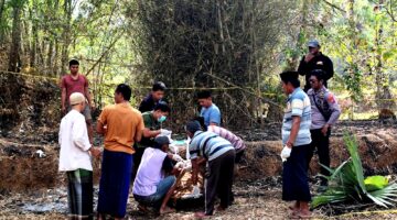 Tim medis didampingi sejumlah warga dan personel kepolisian mengevakuasi jenazah Suhaena, 70, warga Dusun Karangkeng, Desa Nyabakan Barat, Kecamatan Batang-Batang. (HUMAS POLRESTA SUMENEP FOR KLIKMADURA)