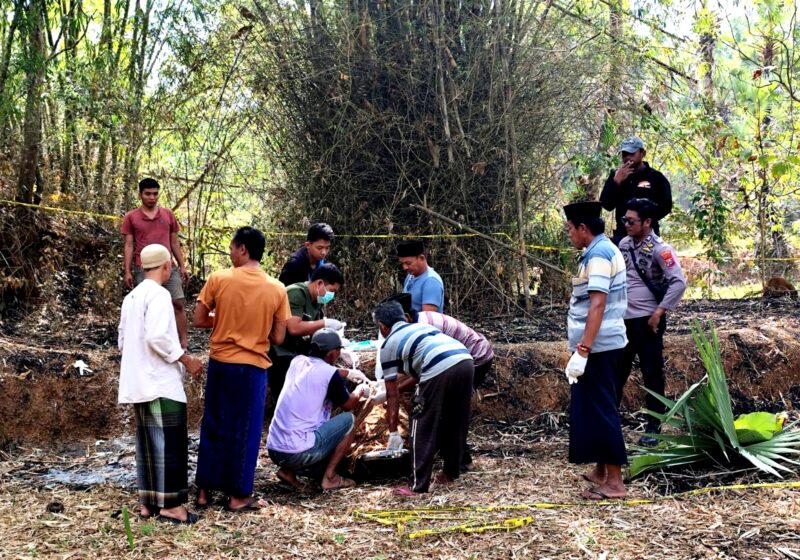 Tim medis didampingi sejumlah warga dan personel kepolisian mengevakuasi jenazah Suhaena, 70, warga Dusun Karangkeng, Desa Nyabakan Barat, Kecamatan Batang-Batang. (HUMAS POLRESTA SUMENEP FOR KLIKMADURA)