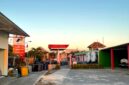 Tumpukan deriken dan tabung gas LPG di salah satu Agen Penyalur Minyak dan Solar (APMS) di Pulau/Kecamatan Sapeken, Kabupaten Sumenep. (PRENGKI WIRANANDA / KLIKMADURA)