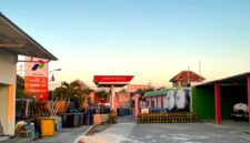 Tumpukan deriken dan tabung gas LPG di salah satu Agen Penyalur Minyak dan Solar (APMS) di Pulau/Kecamatan Sapeken, Kabupaten Sumenep. (PRENGKI WIRANANDA / KLIKMADURA)