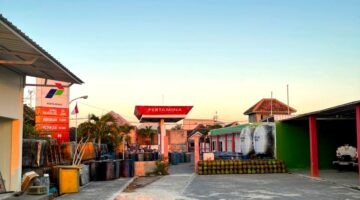 Tumpukan deriken dan tabung gas LPG di salah satu Agen Penyalur Minyak dan Solar (APMS) di Pulau/Kecamatan Sapeken, Kabupaten Sumenep. (PRENGKI WIRANANDA / KLIKMADURA)