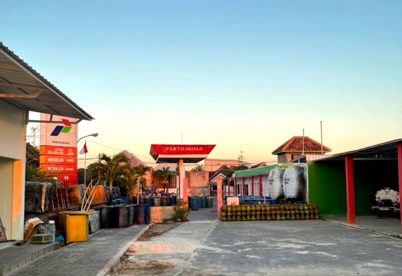 Tumpukan deriken dan tabung gas LPG di salah satu Agen Penyalur Minyak dan Solar (APMS) di Pulau/Kecamatan Sapeken, Kabupaten Sumenep. (PRENGKI WIRANANDA / KLIKMADURA)