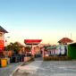 Tumpukan deriken dan tabung gas LPG di salah satu Agen Penyalur Minyak dan Solar (APMS) di Pulau/Kecamatan Sapeken, Kabupaten Sumenep. (PRENGKI WIRANANDA / KLIKMADURA)
