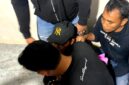 Personel Polresta Sumenep saat mengamankan A.S warga Rubaru terduga pelaku kekerasan seksual. (HUMAS POLRESTA SUMENEP FOR KLIKMADURA)