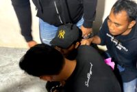 Personel Polresta Sumenep saat mengamankan A.S warga Rubaru terduga pelaku kekerasan seksual. (HUMAS POLRESTA SUMENEP FOR KLIKMADURA)