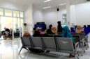Sejumlah warga berada di ruang administrasi Puskesmas Karang Penang, Sampang. (ALI MUCHTAR / KLIKMADURA)