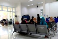 Sejumlah warga berada di ruang administrasi Puskesmas Karang Penang, Sampang. (ALI MUCHTAR / KLIKMADURA)