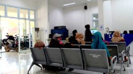 Sejumlah warga berada di ruang administrasi Puskesmas Karang Penang, Sampang. (ALI MUCHTAR / KLIKMADURA)