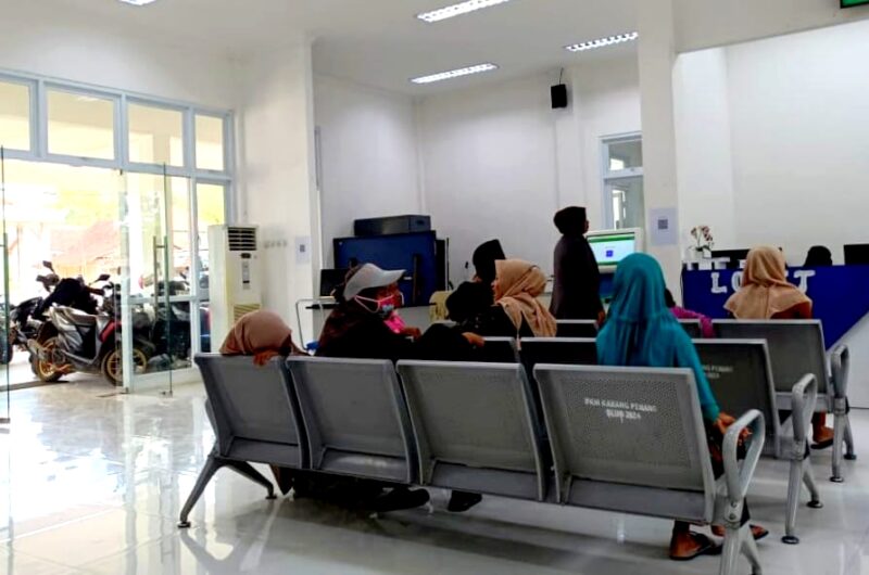 Sejumlah warga berada di ruang administrasi Puskesmas Karang Penang, Sampang. (ALI MUCHTAR / KLIKMADURA)