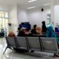 Sejumlah warga berada di ruang administrasi Puskesmas Karang Penang, Sampang. (ALI MUCHTAR / KLIKMADURA)