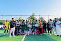 Ketua KSMI Pamekasan, Mahfud (jas hitam) bersama tamu undangan usai menyerahkan trophi kepada tim MAN 2 Pamekasan yang keluar sebagai Juara 1 Kejurkab KSMI Pamekasan di lapangan Puri Dewata Mini Soccer (PDMS) Pamekasan. (KLIKMADURA)