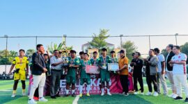 Ketua KSMI Pamekasan, Mahfud (jas hitam) bersama tamu undangan usai menyerahkan trophi kepada tim MAN 2 Pamekasan yang keluar sebagai Juara 1 Kejurkab KSMI Pamekasan di lapangan Puri Dewata Mini Soccer (PDMS) Pamekasan. (KLIKMADURA)
