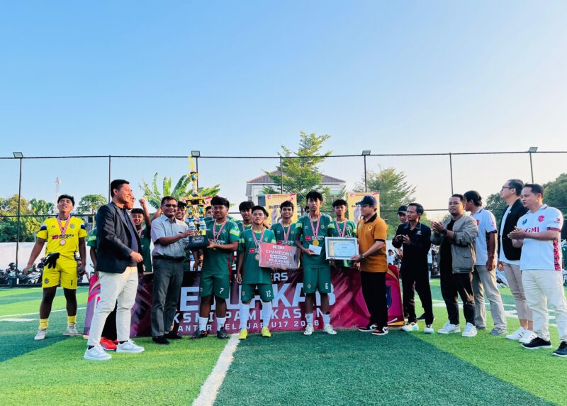 Ketua KSMI Pamekasan, Mahfud (jas hitam) bersama tamu undangan usai menyerahkan trophi kepada tim MAN 2 Pamekasan yang keluar sebagai Juara 1 Kejurkab KSMI Pamekasan di lapangan Puri Dewata Mini Soccer (PDMS) Pamekasan. (KLIKMADURA)