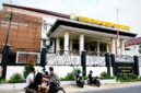 Pengendara melintas di depan Kantor Kejaksaan Negeri Pamekasan beberapa waktu lalu. (KLIKMADURA)