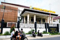Pengendara melintas di depan Kantor Kejaksaan Negeri Pamekasan beberapa waktu lalu. (KLIKMADURA)