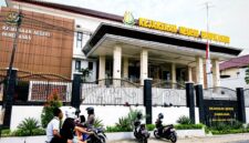 Pengendara melintas di depan Kantor Kejaksaan Negeri Pamekasan beberapa waktu lalu. (KLIKMADURA)