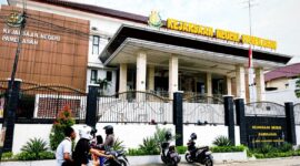 Pengendara melintas di depan Kantor Kejaksaan Negeri Pamekasan beberapa waktu lalu. (KLIKMADURA)