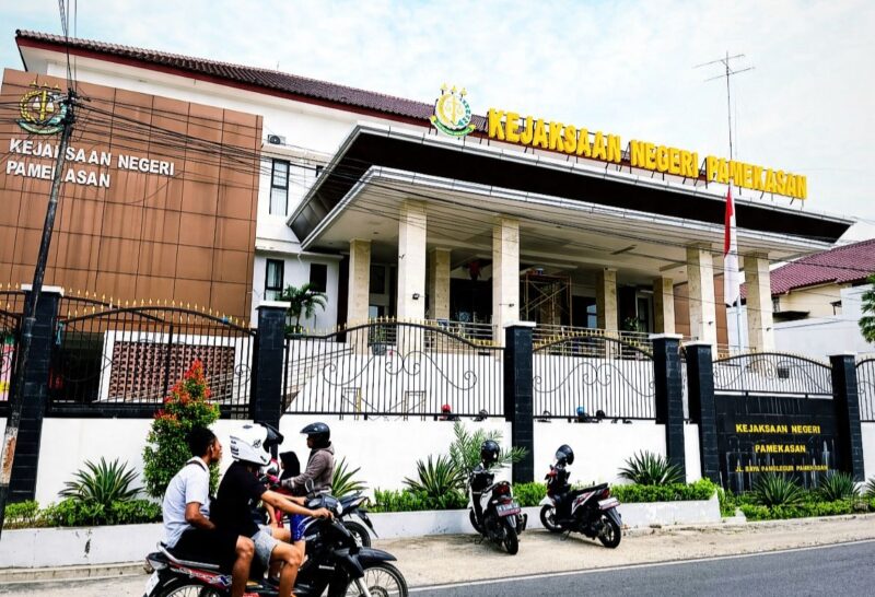 Pengendara melintas di depan Kantor Kejaksaan Negeri Pamekasan beberapa waktu lalu. (KLIKMADURA)