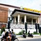 Pengendara melintas di depan Kantor Kejaksaan Negeri Pamekasan beberapa waktu lalu. (KLIKMADURA)