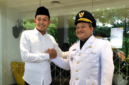 Abdullah Hidayat saat menjabat Wabup Sampang menyambut Rudi Arifiyanto yang kala itu ditunjuk oleh Kemendageri menjadi Pj Bupati Sampang. (DOK. KLIKMADURA)