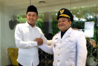 Abdullah Hidayat saat menjabat Wabup Sampang menyambut Rudi Arifiyanto yang kala itu ditunjuk oleh Kemendageri menjadi Pj Bupati Sampang. (DOK. KLIKMADURA)