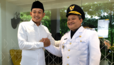 Abdullah Hidayat saat menjabat Wabup Sampang menyambut Rudi Arifiyanto yang kala itu ditunjuk oleh Kemendageri menjadi Pj Bupati Sampang. (DOK. KLIKMADURA)
