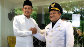Abdullah Hidayat saat menjabat Wabup Sampang menyambut Rudi Arifiyanto yang kala itu ditunjuk oleh Kemendageri menjadi Pj Bupati Sampang. (DOK. KLIKMADURA)