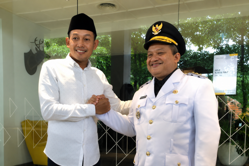 Abdullah Hidayat saat menjabat Wabup Sampang menyambut Rudi Arifiyanto yang kala itu ditunjuk oleh Kemendageri menjadi Pj Bupati Sampang. (DOK. KLIKMADURA)