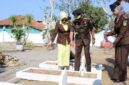 Kepala Kejaksaan Negeri Sampang Mochammad Iqbal, S.H., M.H., beserta istri saat nyekar di TMP Kusuma Bangsa. (KLIKMADURA)