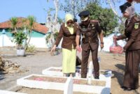 Kepala Kejaksaan Negeri Sampang Mochammad Iqbal, S.H., M.H., beserta istri saat nyekar di TMP Kusuma Negara. (KLIKMADURA)