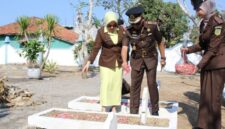 Kepala Kejaksaan Negeri Sampang Mochammad Iqbal, S.H., M.H., beserta istri saat nyekar di TMP Kusuma Bangsa. (KLIKMADURA)