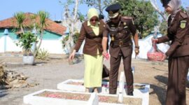 Kepala Kejaksaan Negeri Sampang Mochammad Iqbal, S.H., M.H., beserta istri saat nyekar di TMP Kusuma Negara. (KLIKMADURA)