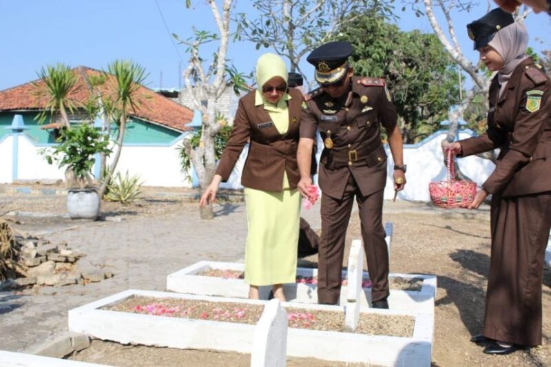 Kepala Kejaksaan Negeri Sampang Mochammad Iqbal, S.H., M.H., beserta istri saat nyekar di TMP Kusuma Negara. (KLIKMADURA)