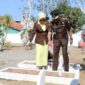 Kepala Kejaksaan Negeri Sampang Mochammad Iqbal, S.H., M.H., beserta istri saat nyekar di TMP Kusuma Negara. (KLIKMADURA)