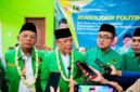 Stafsus Presiden Bidang Ketahanan Pangan, Muhammad Mardiono (tengah) diwawancarai awak media saat menghadiri konsolidasi politik di kantor DPC PPP Pamekasan.