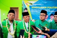 Stafsus Presiden Bidang Ketahanan Pangan, Muhammad Mardiono (tengah) diwawancarai awak media saat menghadiri konsolidasi politik di kantor DPC PPP Pamekasan.