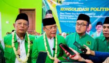 Stafsus Presiden Bidang Ketahanan Pangan, Muhammad Mardiono (tengah) diwawancarai awak media saat menghadiri konsolidasi politik di kantor DPC PPP Pamekasan.